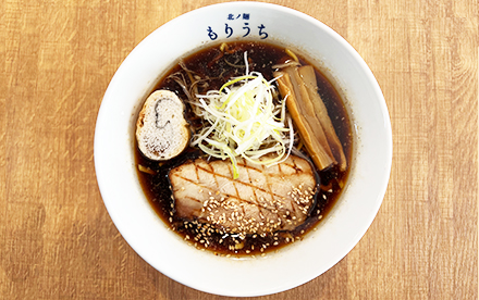 黒醤油ラーメン Black soy sauce ramen